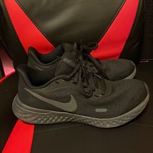 Black Women’s Size 6 Nike Running Shoe